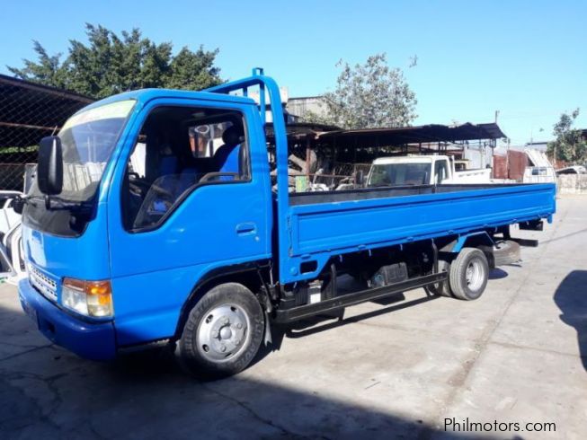 Isuzu elf truck