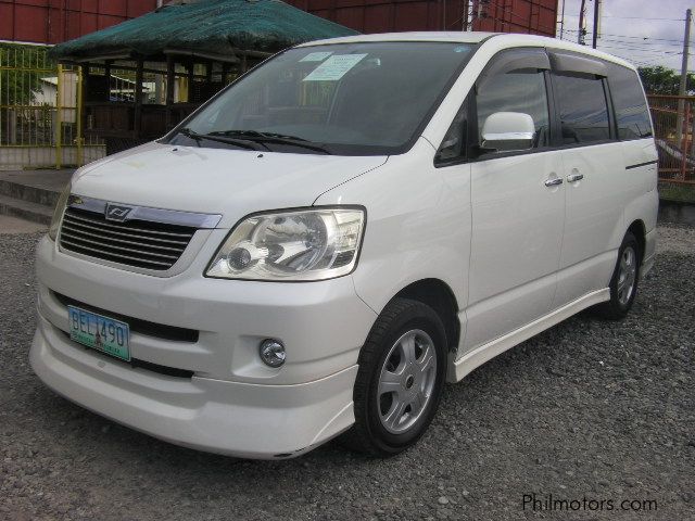 Toyota noah 2003 год