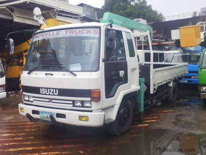 Isuzu forward стекло