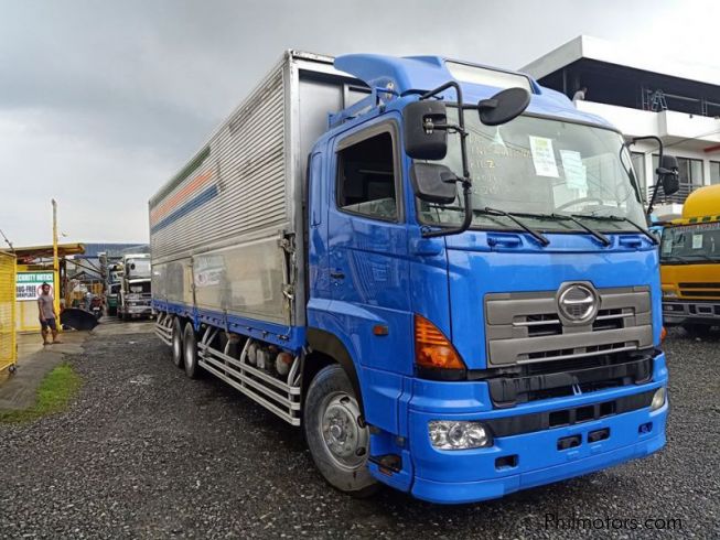 Автомобиль hino 700